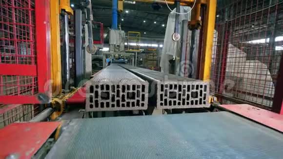 工厂设备切割砖块视频的预览图