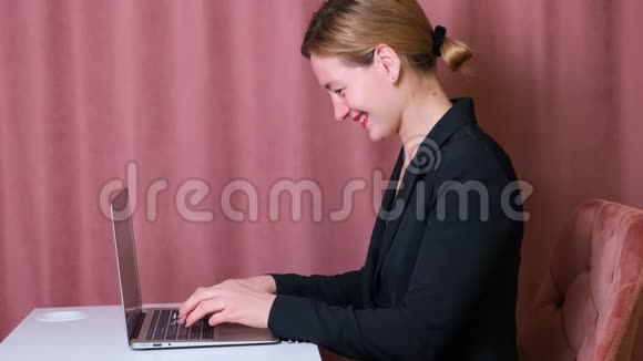 女人在用电脑女商人忙于办公室的笔记本电脑视频的预览图