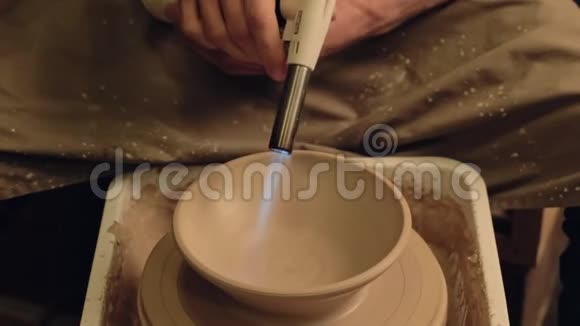 陶器制造艺术家釉泥碗视频的预览图