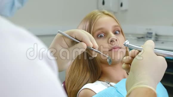儿童牙科牙科诊所里吓坏了的女孩金发少女坐在牙椅上准备牙齿检查视频的预览图