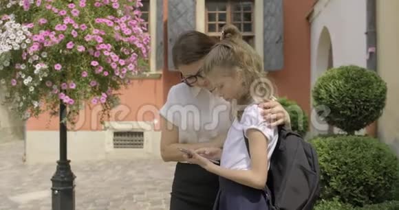 母女关系女生和妈妈用户外电话视频的预览图