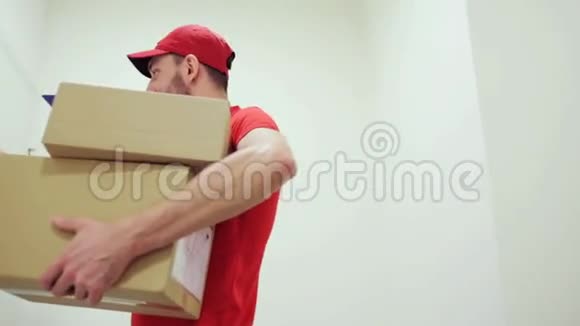 快乐男人把包裹箱送到顾客家视频的预览图