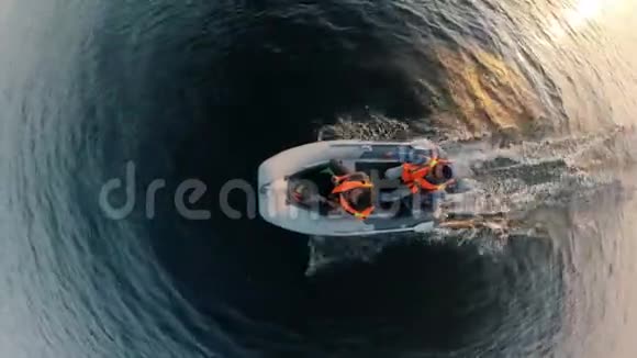 浮在汽艇上的救生船上的人的俯视图视频的预览图