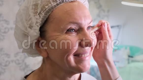美容医生为一位女士面部准备了一个化妆品注射注射透明质酸美丽的女人视频的预览图
