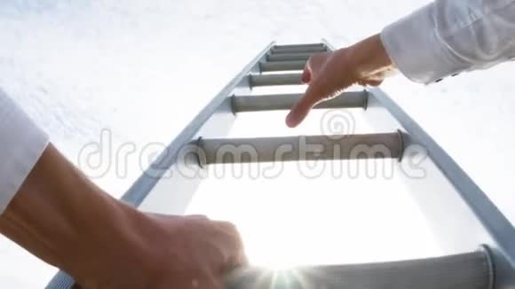 一个白人爬上梯子的个人视角视频的预览图