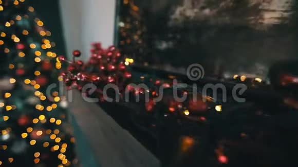 美丽的红色花环上挂满了装饰好的圣诞树视频的预览图