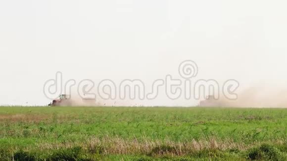 两台拖拉机在尘土中耕种土地在干燥的天气下播种环境损害视频的预览图