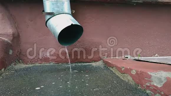 水从排水管流出视频的预览图