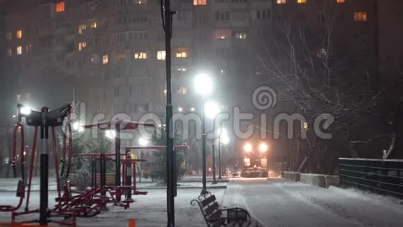 拖拉机在夜城清扫积雪视频的预览图