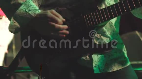 吉他手在舞台上弹吉他视频的预览图