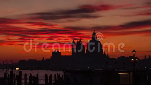 意大利威尼斯的巴西利卡戴拉礼炮上美妙日落的时间过去了视频的预览图