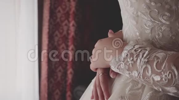 准备新娘穿着婚纱参加婚礼视频的预览图