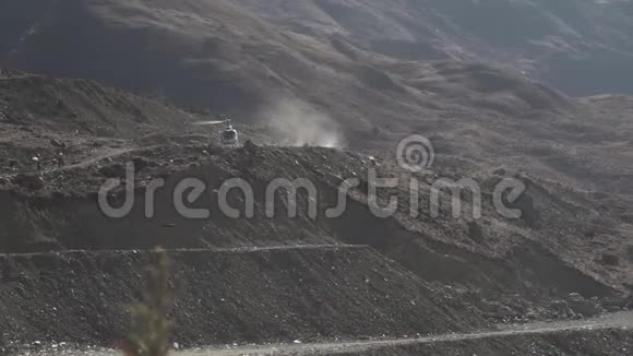 直升机在尘土中起飞视频的预览图