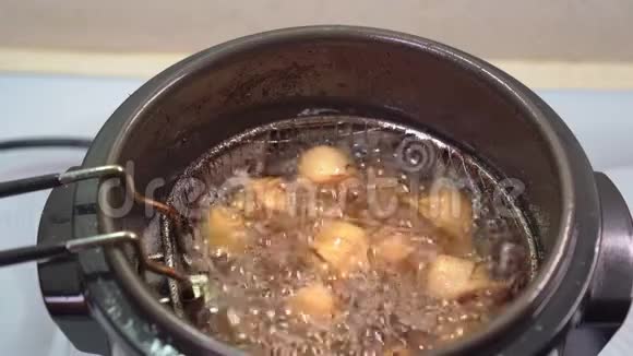 准备好的饺子煮油炸锅篮子视频的预览图
