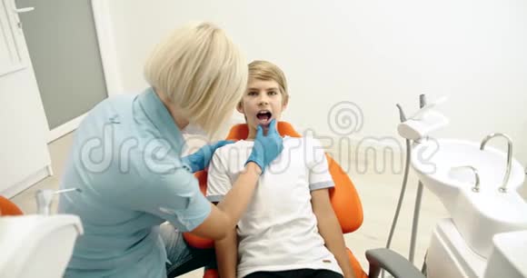 男孩去拜访牙医检查视频的预览图