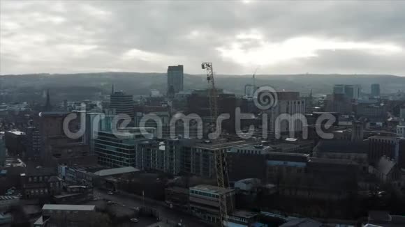 寒冷的冬天一个阴郁凄凉和抑郁的英国城市的空中镜头英国谢菲尔德2019年视频的预览图