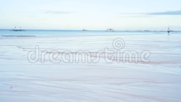 早上在天堂海滩上白沙清澈的水慢动作沉默菲律宾长滩岛白沙滩视频的预览图
