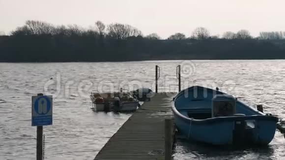 在霍恩西寒冷的冬季划艇停泊在码头上视频的预览图
