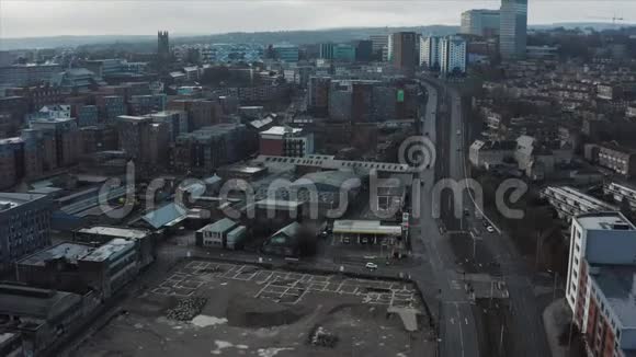 寒冷的冬天一个阴郁凄凉和抑郁的英国城市的空中镜头英国谢菲尔德2019年视频的预览图