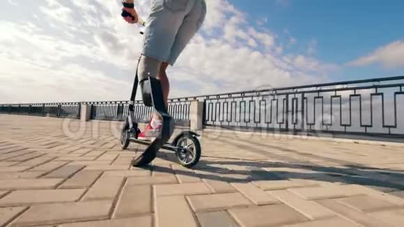 与一个骑着摩托车的残疾人一起前进视频的预览图