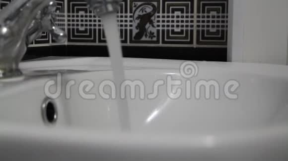 洗手用自来水洗手视频的预览图