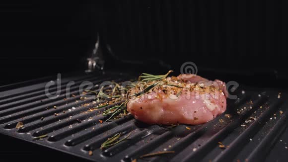 美味多汁的肉排在烤架上烹饪烤鲜鸡胸肉把鸡排放在电动上视频的预览图