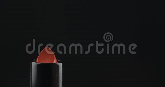 打开口红的特写打开红色唇膏隔离在黑色上视频的预览图