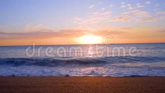 海上壮丽的日出太阳波浪风的第一反射视频的预览图