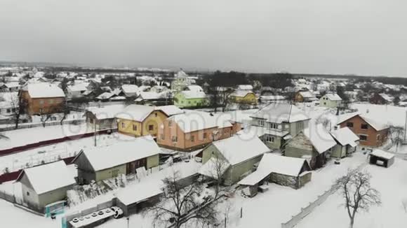 村庄雪屋顶的横向景观视频的预览图