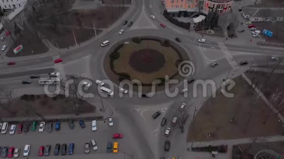 环形道路4k鸟瞰时间间隔与圆形汽车视频的预览图