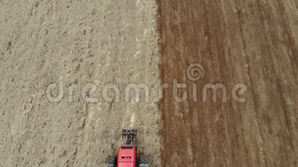 一种能量饱和的拖拉机有一个拖耕装置为播种准备土壤视频的预览图