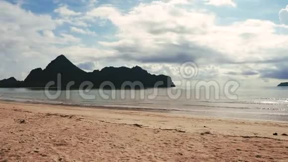 白天的沙滩大海和阳光景观视频的预览图