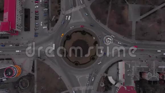 环形道路4k鸟瞰时间间隔与圆形汽车视频的预览图