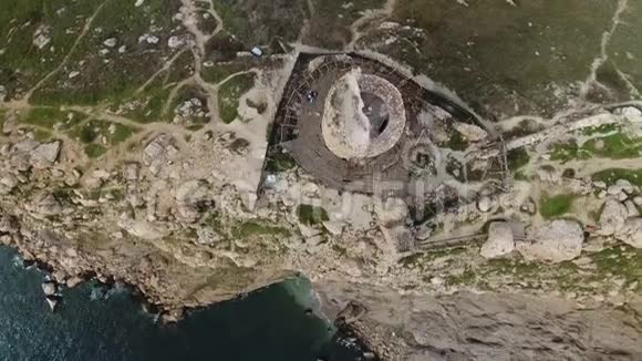 摧毁了克里米亚巴拉克拉瓦山上废弃的旧堡垒视频的预览图