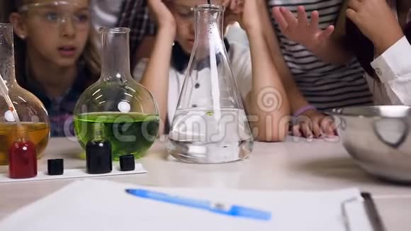 科学家在化学实验室从事化学反应工作而年轻学生则在观察反应过程视频的预览图