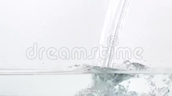 白色背景上流动的水视频的预览图