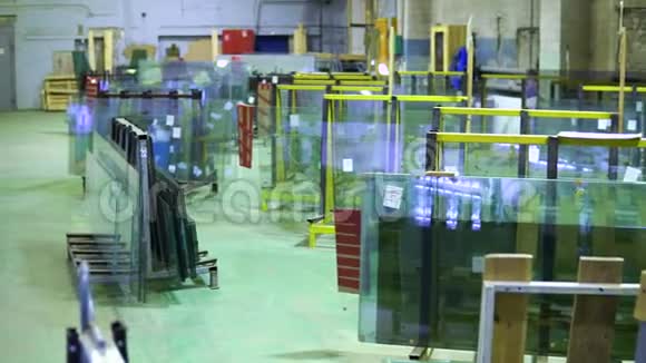 仓库在厂内进行平板玻璃的生产加工一包现成的玻璃储存在视频的预览图