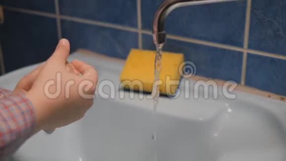 手部护理在流水下洗手那孩子用肥皂洗手男孩在吃饭前洗了手视频的预览图