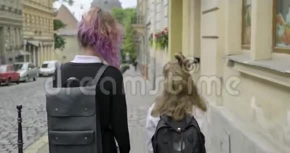 两个女孩带着背包上学后景视频的预览图