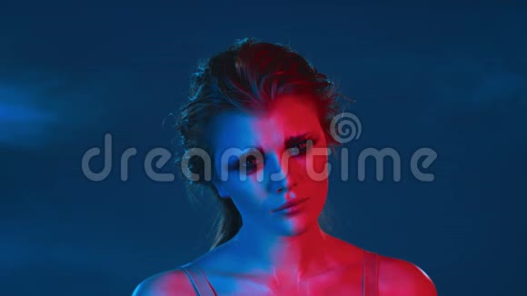 迷人的年轻女孩穿着内衣在工作室的情绪摆姿势时尚的紫外线视频的预览图