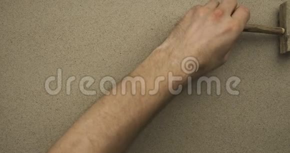 用棍子在沙子上画画沙子里的直线符号绘制复制空间视频的预览图