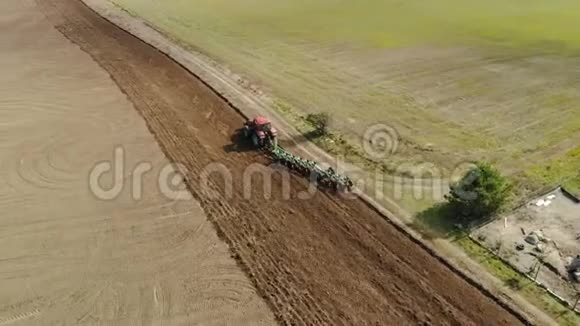 气田农民在拖拉机上在耕地上翻耕多田耕地视频的预览图