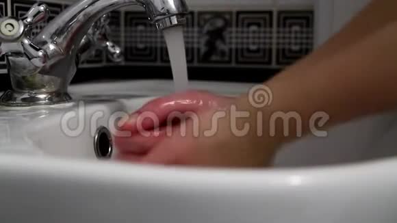 洗手用自来水洗手视频的预览图