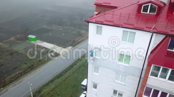 工业登山者在一座新建筑的立面上作画视频的预览图