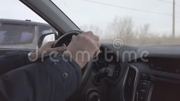 一个人开车时双手放在方向盘上视频的预览图