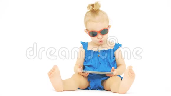 戴墨镜的严肃宝宝看智能手机视频的预览图