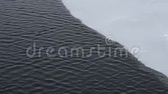 波浪沿着浮冰的边缘流过水视频的预览图