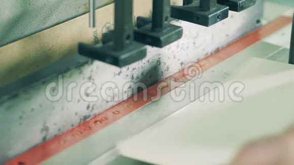 工厂机构用纸打孔视频的预览图