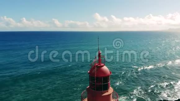 大海上的白色和红色灯塔大西洋海岸附近灯塔上的鸟瞰图视频的预览图