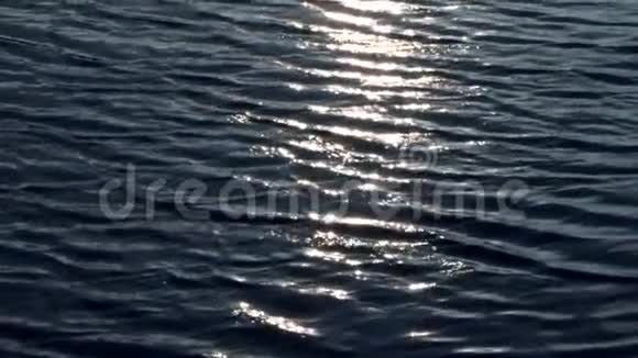 美丽的海景阳光明亮地反射在水面上循环视频的预览图